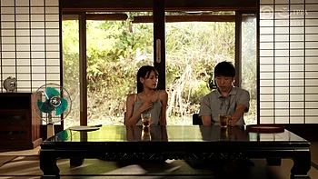 Dünne Japanerin leidenschaftlich tiefgeküsst