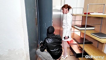 Tätowierte Milf-Klempnerin fickt mit großen Titten POV