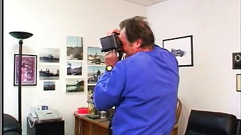 Lisa tatuada se chupa y masturba al aire libre