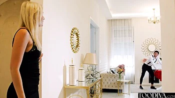 Alex Charger provoca e fode com enorme pau de lingerie