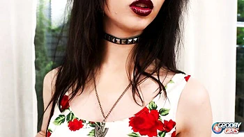 Маленькая транссексуалка жарит жопу большим членом