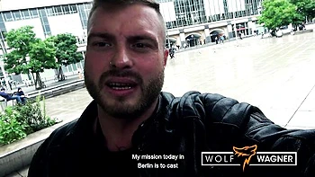 Suce allemande amateur en scène publique