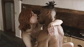 Pelirroja Nina Sever monta polla negra grande en reverse cowgirl