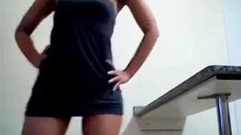 Lüstere Cam-Schlampe strippt solo