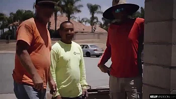 MILF aux gros seins suce et baise en cowgirl et doggy