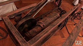 Prazeres BDSM primitivos em látex e PVC com brinquedos milf