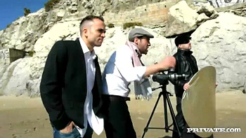 Bibi Noel ao ar livre com DP anal e facial