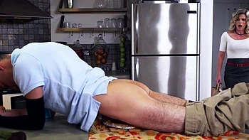 Блондинка милфа с волосатой киской лижет рот