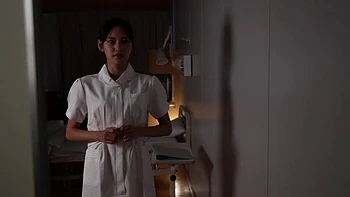 Petite japonaise aux seins petits qui gicle fort