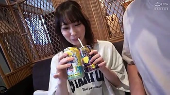 Anime magra brinca devagar nos mamilos, vibro e cunnilingus