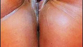 Эбони милфа мастурбирует по-любительски жёстко