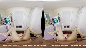 Большие сиськи в виртуальном сексе наездницей и миссионером