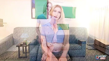 Nette blonde Trans wichst mit Dildo im Rock