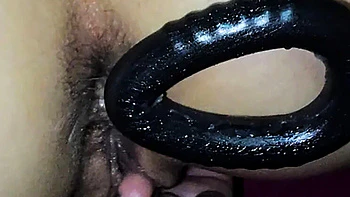 Serbische Amateurin fickt enge Fotze mit fettem Schwanz