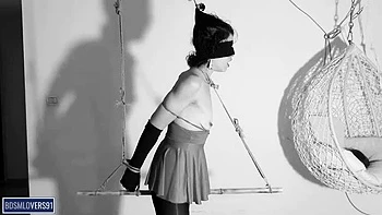 Покорная шлюшка кончает в кляпе и чулках с дыркой