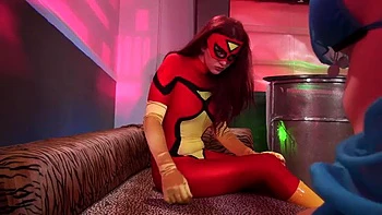 Брюнетка и рыжая жестко трахаются в Стрипчат