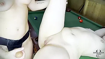 Ados lesbiennes se baisent fort avec des strap-ons