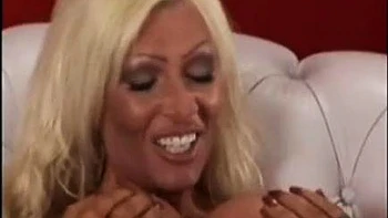 Loira com peitos grandes chupando e cavalgando