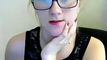 Rubia amateur en webcam desnuda y provoca