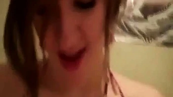 Amadora de peitos grandes chupando e fodendo pau