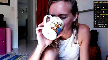 Малышка с маленькой грудью играет соло на камеру