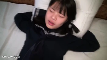 Милая японская школьница в форме трахается, любительская