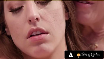 Traurige Milf Dee Williams fickt 20-jährigen Mitbewohner leidenschaftlich