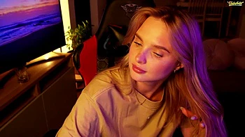 Sexy blonde Amateur wichst mit großem Arsch