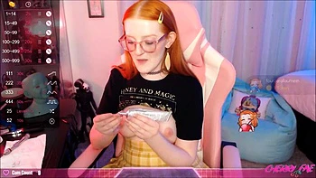 Рыжая красотка мастурбирует на вебку