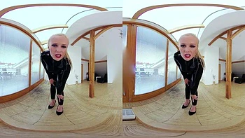 Gostosa de látex com peitos grandes se masturbando POV