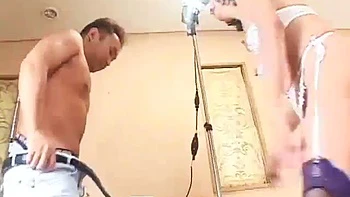 Mature japonaise aux gros seins suce et se fait baiser en levrette