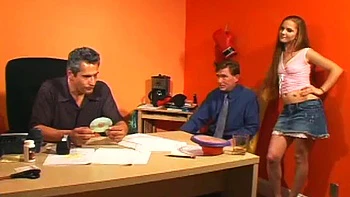 Brünette Fickshow: Tiefschluck, Doggy und Reiter