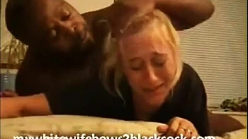 Blonde wird von Glen mit großem schwarzem Schwanz doggy gefickt