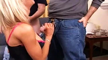 Emma chupando e fodida de quatro por uma dúzia