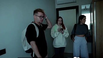 Petite amie baisée fort au lit en bas nylon