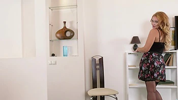 Горячая блондинка Нэнси в чулках дразнит мокрую киску