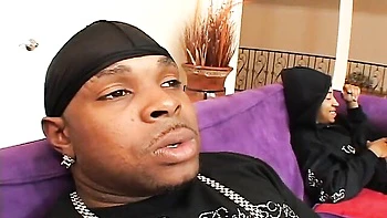 Тройничок с большой жопой, мелкими сиськами и огромным членом