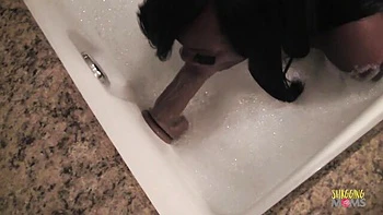 Milf morena de salto sendo fodida e chupada no banho