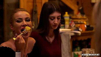 Татуированная MILF Пандора трахает тебя с утра