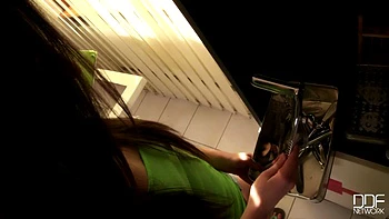 Garota húngara invade a caixa de brinquedos BDSM do médico