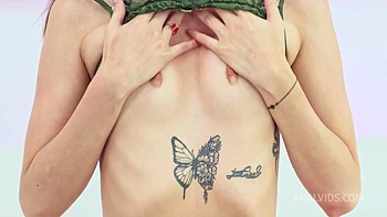 Latina delgada primer culo con gran apertura, traga