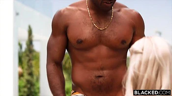 Николь Доши сосёт чёрный член элитному клиенту на VIP сексе