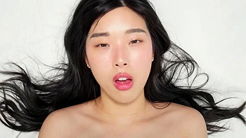 Jewelz Blu la bombe à gros seins jouit en se faisant baiser la tête en bas