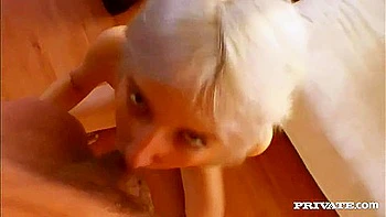 Lora Rows con pelo corto: mamada y meneo de culo