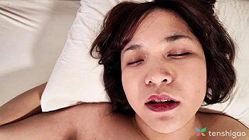 Pummelige Japanerin Mika Arimura lutscht und fickt hart