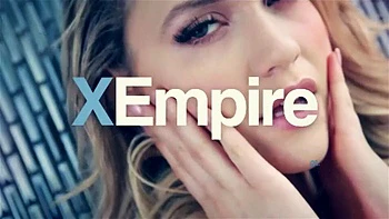 Petite Puck en lingerie rouge se fait baiser dur au gros sexe chez HARDX