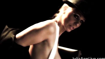 Julia Ann reitet mit riesigen Titten Cowgirl-Stil