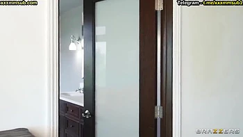 Луна Стар трахает пышногрудую блондинку-мачеху