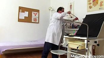 Heiße reife MILF nackt vom Gynäkologen erwischt