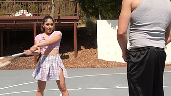 Nathan Bronson et Liv baisent fort en plein air en minijupe